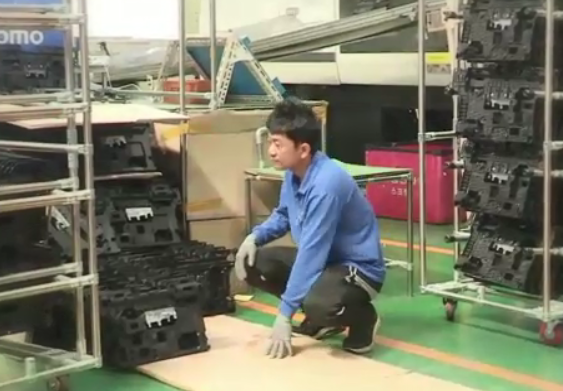 TV 프로그램 '아빠찾아 3만리'에서 캄보디아 출신 남성이 공장 작업중 아픈 무릎을 쉬고 있다. /사진=EBS 화면캡쳐.