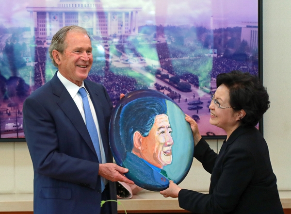 조지 W. 부시 전 미국 대통령이 권양숙 여사에게 자신이 직접 그린 노무현 전 대통령 초상화를 전하고 있다. /사진=뉴시스.