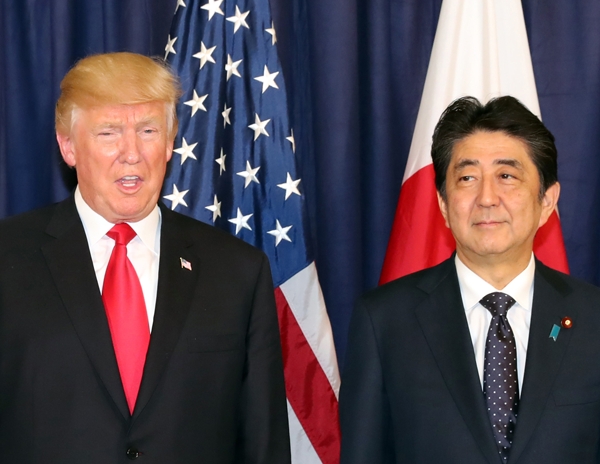 도널드 트럼프 미국 대통령(왼쪽)과 아베 신조 일본 총리(오른쪽). /사진=뉴시스.