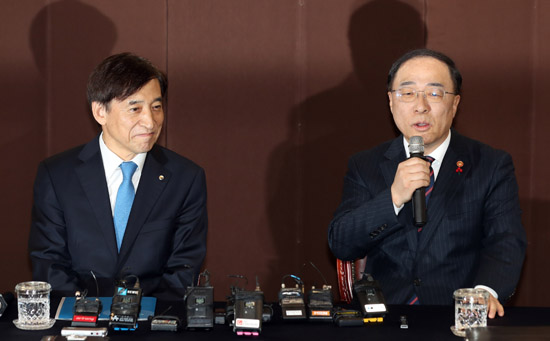 이주열 한국은행 총재(왼쪽)와 홍남기 경제부총리. /사진=뉴시스