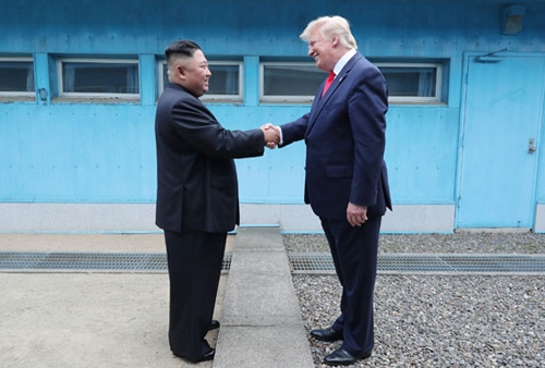 도널드 트럼프 미국 대통령(오른쪽)과 김정은 북한 국무위원장(오른쪽)이 판문점 군사분계선을 사이에 두고 만났다. /사진=뉴시스, 노동신문 캡쳐.