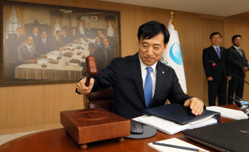 이주열 한국은행 총재가 18일 금융통화위원회 본회의에서 의사봉을 두드리고 있다. /사진=뉴시스