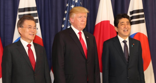 (왼쪽부터) 문재인 대통령, 트럼프 미국 대통령, 아베 일본 총리. /사진=뉴시스.