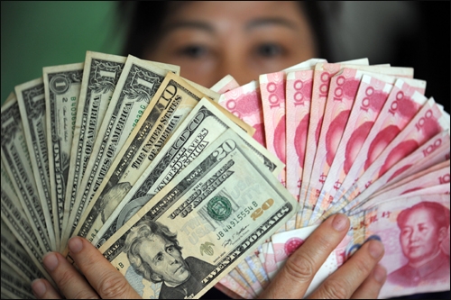 미국 달러와 중국 위안화. /사진=AP, 뉴시스.