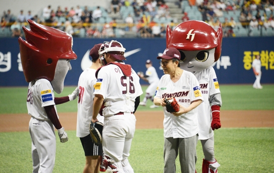 홍보대사인 배우 신구 씨(오른쪽 두 번째)가 야구경기에 앞서 시구를 했다. /사진=서민금융진흥원 제공
