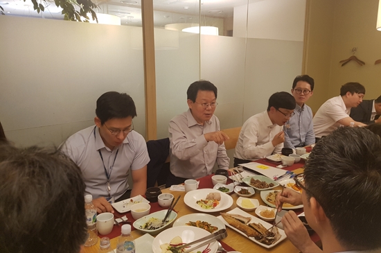 김광수 회장(오른쪽 두 번째)이 22일 청년이사들과 점심식사를 갖고 격려했다. /사진=농협금융 제공