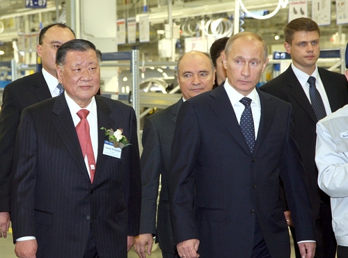블라디미르 푸틴 러시아 대통령(당시 총리. 오른쪽)과 정몽구 현대자동차 회장(오른쪽)이 2010년 9월 러시아 상트페테르부르크 카멘카의 현대자동차 러시아 공장 준공식에 참석한 모습. /사진=뉴시스.