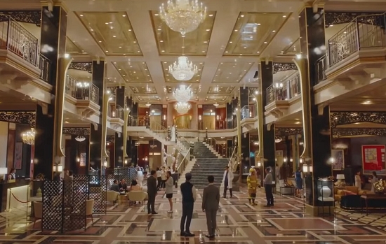 '호텔 델루나'의 화려한 내부는 귀신들에게만 보인다. /사진=tvN드라마 유튜브 화면캡쳐.