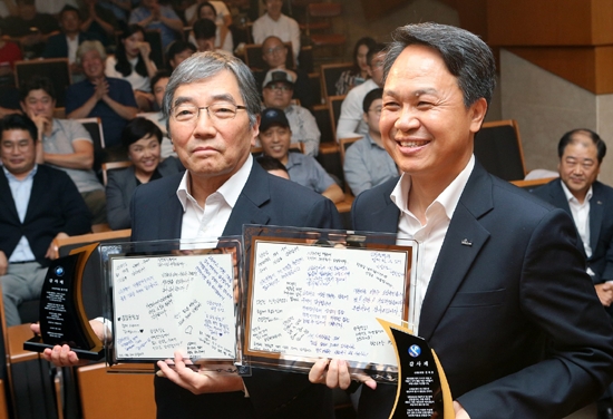 윤석헌 금융감독원장(왼쪽)과 진옥동 은행장. /사진=신한은행 제공