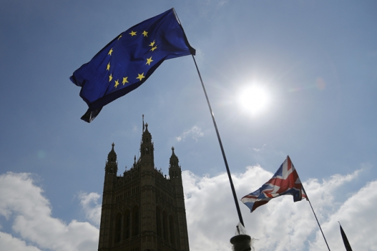 영국 런던 의회 앞 유럽연합기와 영국기 모습. /사진=AP, 뉴시스.