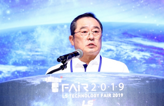 지난 23일 열린 'LS T-Fair 2019'에서 구자열 회장이 격려사를 하고 있다. /사진=LS그룹 제공.