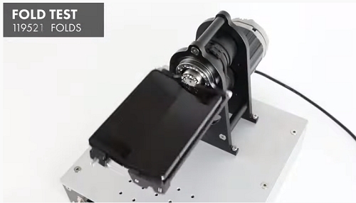 스퀘어트레이드가 로봇을 이용해 삼성전자 갤럭시 폴드를 12만 번 접었다 펴는 실험을 하고 있다. /사진=스퀘어트레이드 유튜브 화면캡쳐.