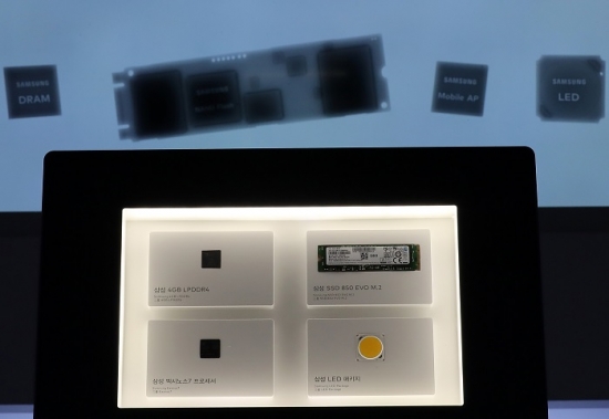 삼성전자 딜라이트샵에 전시된 D램 등 반도체 관련 제품. /사진=뉴시스.