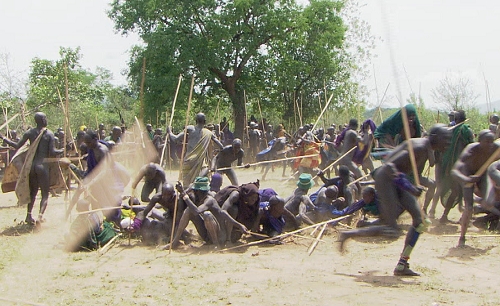 전쟁 장면을 연상시키는 아프리카 부족의 축제 모습. /사진=뉴시스.
