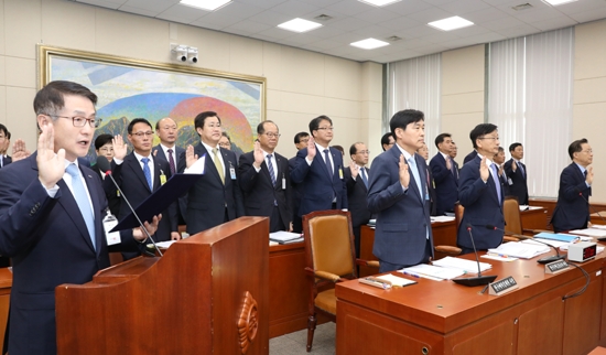 문창용 캠코 사장(왼쪽)이 15일 국회 국정감사에서 한국주택금융공사, 신용보증기금, 한국예탁결제원 기관장들과 함께 증인 선서를 하는 모습. /사진=뉴시스