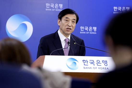 이주열 한국은행 총재가 16일 기자간담회를 열고 기준금리 인하 배경을 설명했다. /사진=뉴시스