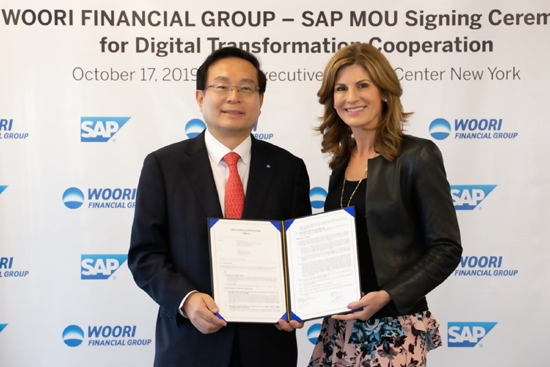 손태승(왼쪽) 회장과 제니퍼 모건 SAP CEO. /사진=우리금융그룹 제공
