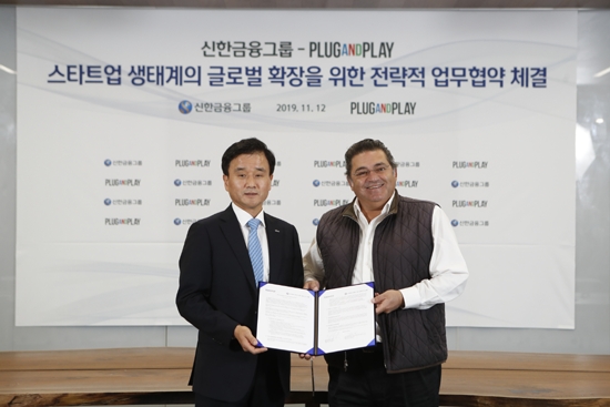 박우혁 부사장(왼쪽)과 사이드아미디 플러그앤플레이 대표. /사진=신한금융그룹 제공