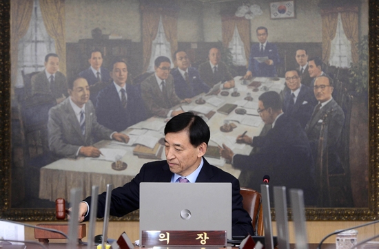 이주열 한국은행 총재가 29일 올해 마지막 금융통화위원회 회의를 주재했다. /사진=뉴시스