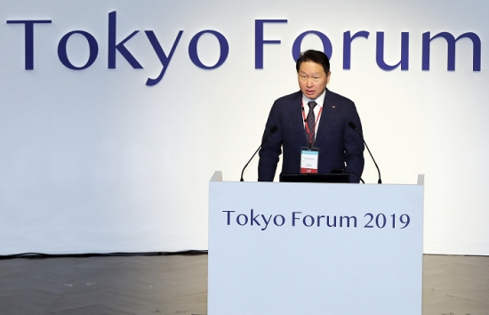 최태원 회장이 6일 일본 도쿄대에서 열린 '도쿄포럼 2019' 개막식에서 연설을 하고 있다. /사진=SK 제공