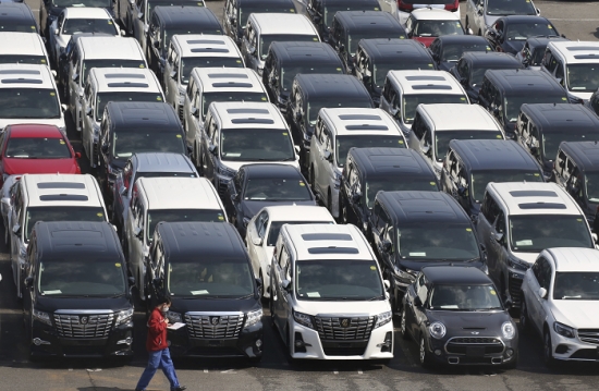 일본 요코하마항에 주차된 수출 차량들. /사진=AP, 뉴시스.