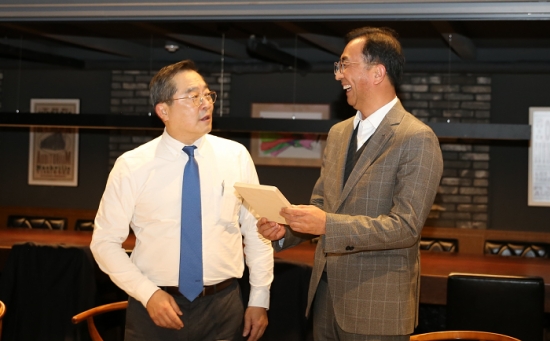 구자열 회장(왼쪽)이 신규 임원이 된 LS전선 박현호 이사에게 기념액자를 선물하고 있다. /사진=LS그룹 제공.