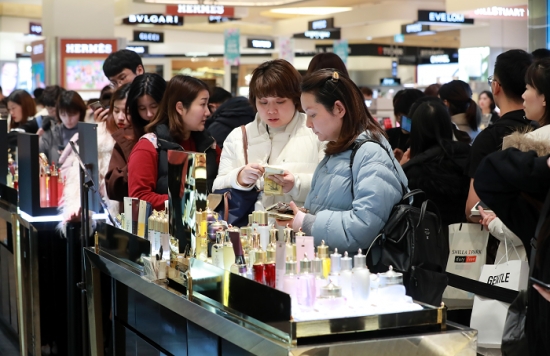 국내 면세점을 찾은 중국인 관광객들의 화장품 쇼핑 모습. /사진=뉴시스