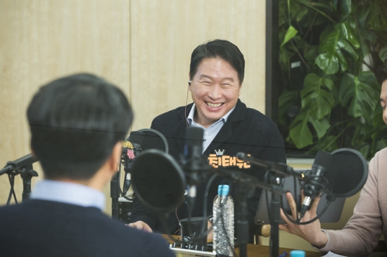 지난 17일 서울 종로구 SK빌딩에서 최태원 회장이 '보이는 라디오' 형식의 99차 행복토크를 하고 있다. 사진=SK 제공.