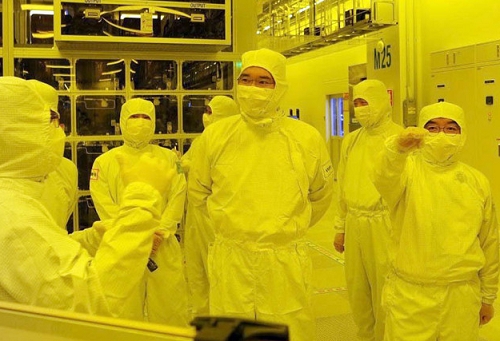 반도체 생산공장을 둘러보는 이재용 삼성전자 부회장(가운데). /사진=뉴시스.