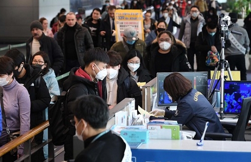 인천 국제공항에서 중국발 입국자들을 검역하는 모습. /사진=뉴시스.