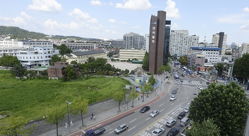 한진그룹이 호텔을 지으려던 송현동 부지(사진 왼편). /사진=뉴시스.