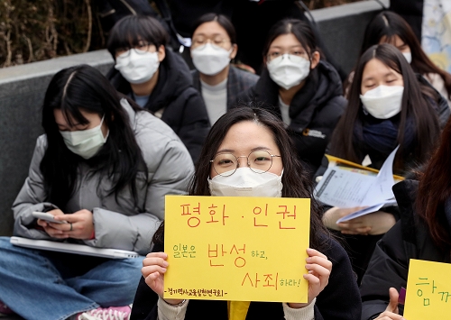 일본군의 종군위안부 범죄를 규탄하는 정기수요집회에서 시민들이 마스크를 쓰고 있다. /사진=뉴시스.