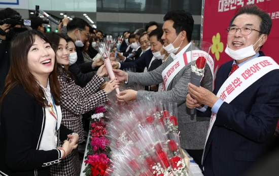 13일 오전 이성희 농협중앙회 회장(오른쪽)이 직원들에게 꽃을 나눠주고 있다. /사진=뉴시스