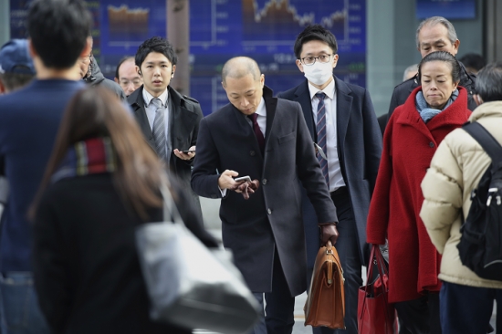 일본 증권사 앞을 지나는 시민들. /사진=AP, 뉴시스