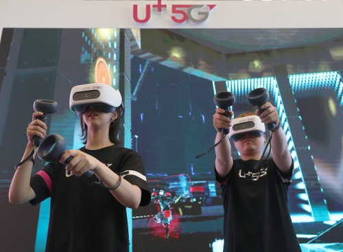 LG유플러스 본사 직원들의 5G 클라우드 VR게임 체험 모습. /사진=뉴시스