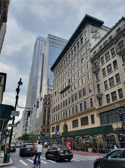 뉴욕 맨해튼의 옛 로드앤테일러백화점 건물을 위워크가 매입 후 리모델링 공사하는 모습. /사진=곽용석 기자.