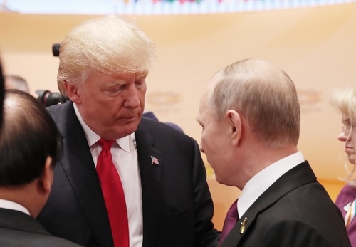 도널드 트럼프 미국 대통령(왼쪽)과 블라디미르 푸틴 러시아 대통령(오른쪽)이 2017년 독일 함부르크에서 열린 G20 정상회의에서 악수하고 있다. /사진=뉴시스.