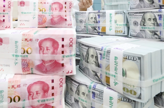 중국 위안화와 미국 달러. /사진=뉴시스.