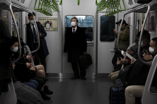 일본 도쿄에서 열차로 출근하는 시민들. /사진=AP, 뉴시스.