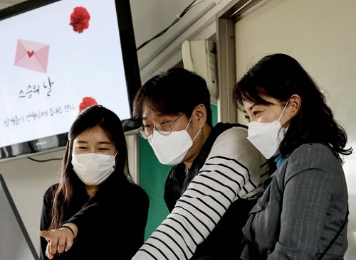 서울 충암고 교사들이 15일 학생들의 '스승의 날' 영상편지를 읽고 있다. /사진=뉴시스.
