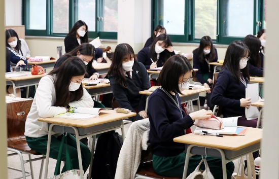 20일 인천 신명여고 3학년 학생들의 수업 준비 모습. /사진=뉴시스