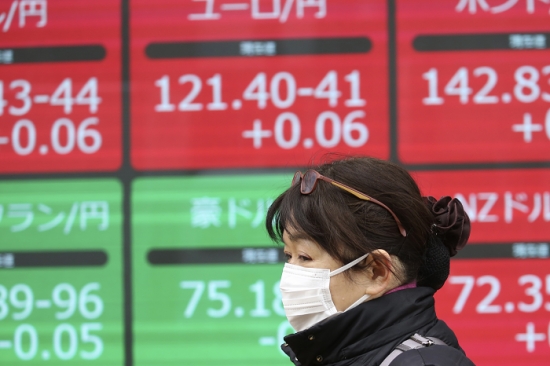 일본 증권사 앞을 지나가는 투자자. /사진=AP, 뉴시스