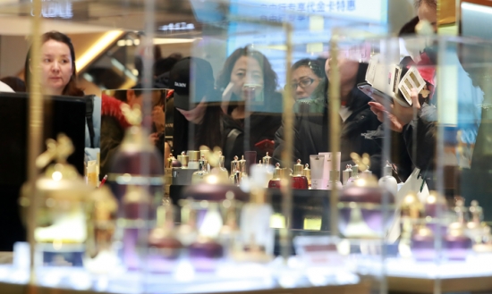 국내 면세점을 찾은 중국인 관광객들의 화장품 쇼핑 모습. /사진=뉴시스