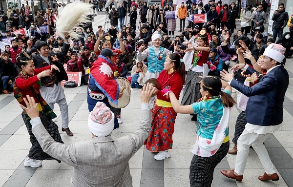지난해 서울에서 열린 세계 이주노동자의 날 기념 이주노동자 문화제에서 이주노동자들이 네팔 라이족 전통춤을 공연하고 있다. /사진=뉴시스.