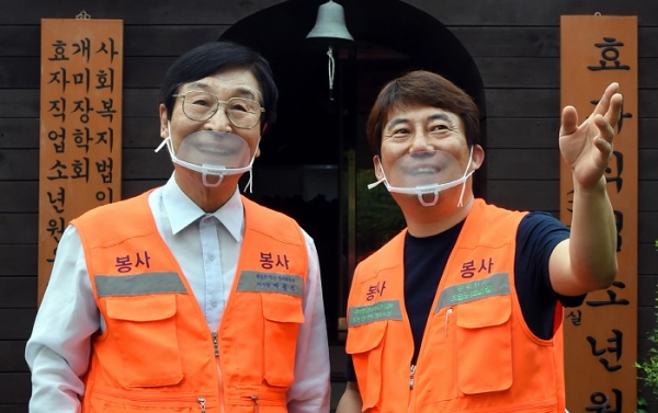 사랑의 식당 박종수 원장(왼쪽)과 조영도 총무이사. /사진=LG 제공.