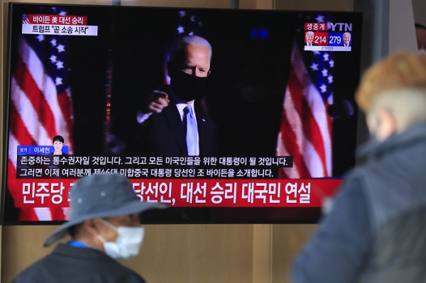 지난 8일 시민들이 서울역에 설치된 TV로 바이든 연설을 시청하고 있다. /사진=뉴시스