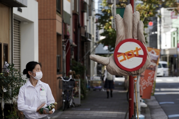 마스크 쓴 시민이 일본 도쿄 거리를 지나가는 모습. /사진=AP, 뉴시스.