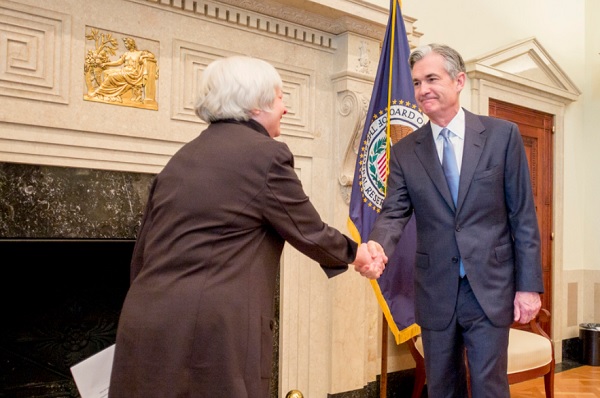 2016년 당시 미국 연방준비(Fed) 이사회 의장이었던 재닛 옐런 재무장관이 제롬 파월 당시 Fed 이사(현 Fed 의장)에게 임명장을 주고 있다. /사진=Fed 홈페이지 캡쳐.