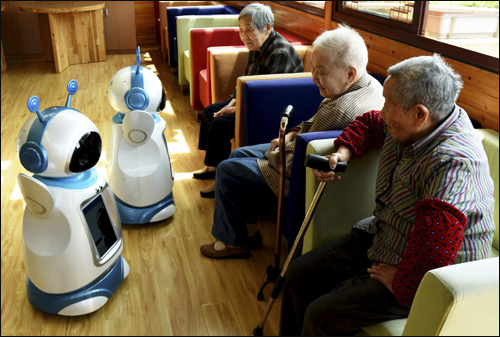 중국 양로원의 서비스 로봇. /사진=AP, 뉴시스