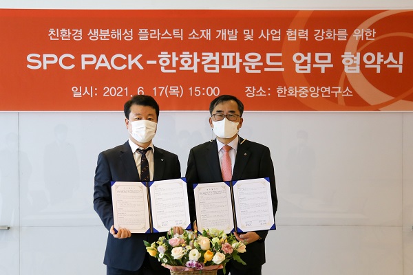 SPC팩 김창대 대표(왼쪽), 한화컴파운드 오세원 대표. /사진=SPC그룹.